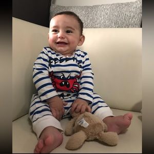 Stella McCartney 6 to 9 months, extremely comfortable super fashionable.